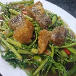 กระเฉดหมูกรอบ