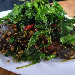 กระเพราไข่เยี่ยวม้า