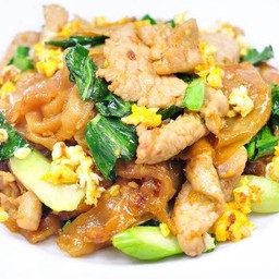 เส้นใหญ่ผัดซีอิ้ว