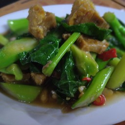 คะน้าหมูกรอบ