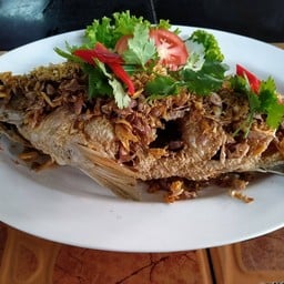ปลากระพงทอดกระเทียมตัว