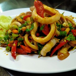 ผัดกระเพราหมึก