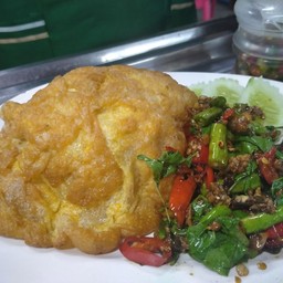 กระเพรากบราดข้าวไข่เจียว