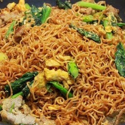 มาม่าผัดไข่-ใส่เนื้อสัตว์