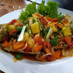 ปลากระพงทอดราดเปรี้ยวหวานตัว