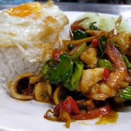ผัดฉ่าทะเลราดข้าวไข่ดาว