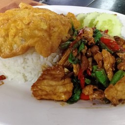กระเพราหมูชิ้นไข่เจียว