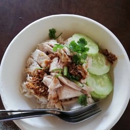 สุขเกษม ข้าวมันไก่ ข้าวหมูแดงหมูกรอบ ตรงข้ามสถานีรถไฟสุราษฎร์ฯ