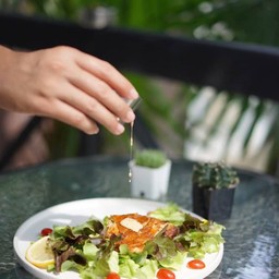 สลัดไก่อบซอสบาร์บีคิว