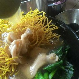 ราดหน้าหมี่กรอบหมูนุ่ม