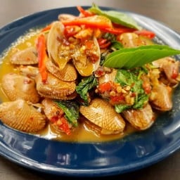 เฮียเหมือง สุกี้กระทะร้อน ราดหน้า ผัดซีอิ๊ว อาหารตามสั่ง (น้องเฮียเหมา) ตั้งอยู่ในร้านขายเหล้าเบียร์ -