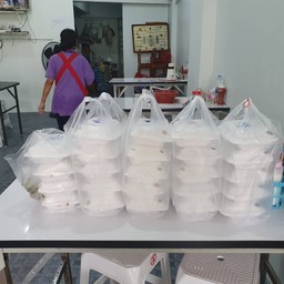 ร้านนี้ รับทำข้าวกล่องด้วยนะคะ 
ราคา ไม่แพง อร่อย แต่ต้องโทรสั่งล่วงหน้านะคะ