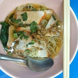 ชายสี่บะหมี่เกี๊ยว สามแยกตลาดพระสมุทรเจดีย์