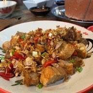 ข้าวหมูกรอบคั่วพริกเกลือ