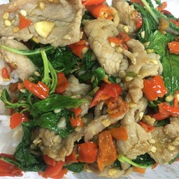 ข้าวราดกระเพราหมูชิ้น