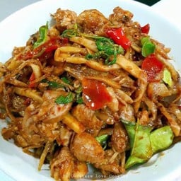 พริกแกงหน่อไม้หมูสับราดข้าว