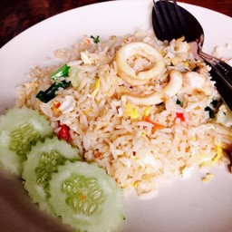 ข้าวผัดปลาหมึก