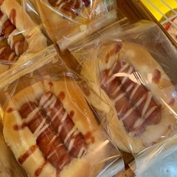 ขนมปังหน้าไส้กรอก(หมู)