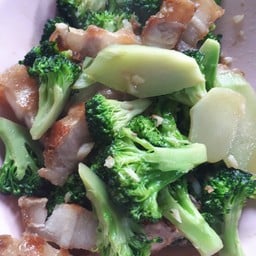 ผัดผักบล็อกโคลี่หมูกรอบ