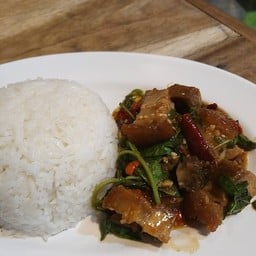 ข้าวกระเพราหมูกรอบ + น้ำเก๊กฮวย