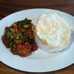 ข้าวพริกแกงหมูกรอบ + น้ำเก๊กฮวย