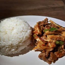 ข้าวพริกแกงเนื้อใส่หน่อไม้ + น้ำเก๊กฮวย