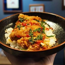 ข้าวหน้ากะเพราไก่ทงคัตสึ