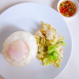 ข้าวราดกะหล่ำปลีทอดน้ำปลา+ไข่ดาว