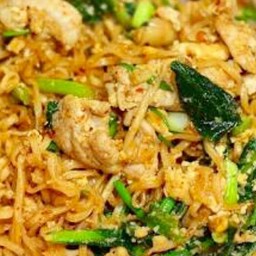 ผัดมาม่ารวมกุ้งหมึกไก่หมู