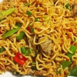 มาม่าผัดขี้เมากุ้งหมึกไก่หมู