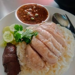 ข้าวมันไก่รุ่นแม่.  ก๋วยเตี๋ยวหมูต้มยำ  ข้าวหมูแดง ก๋วยเตี๋ยวหมูน้ำตก   เย็นตาโฟ