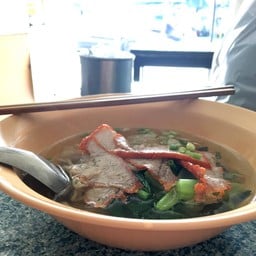 บะหมี่เกี๊ยวหมูแดง