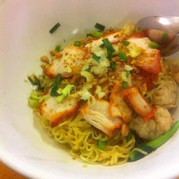 บะหมี่เกี๊ยวหมูใส่หมูแดง น้ำ/แห้ง