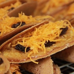 ขนมเบื้องหน้าลูกเกด