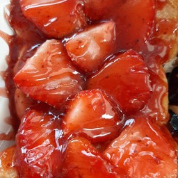 ปังปิ้งราดสตอเบอร์รี่+สตอเบอร์รี่แช่แข็ง