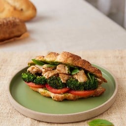 Chicken & Broccoli Sandwich (322.9 Kcal)