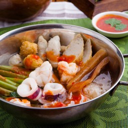 เย็นตาโฟหม้อไฟทรงเครื่อง