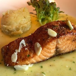 ปลาแซลมอนย่างไวน์ขาวกับเนยกระเทียม