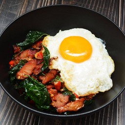 ข้าวกระเพราหมูแดง+ ไข่ดาว