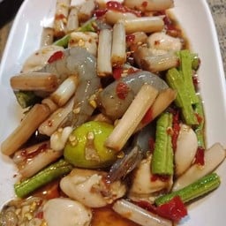 ตำไหลบัวกุ้งสดปลาร้าคะ