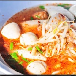 ก๋วยเตี๋ยวต้มยำลูกชิ้นปลา
