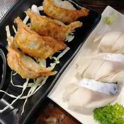 ส่วนตัวไม่ชอบของดิบ แต่พอเห็นมาเสิร์ฟคือ ซูชิคำใหญ่มากอ่ะ สะอาด อร่อย