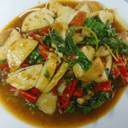 ผัดกะเพราหมูยอกับข้าว