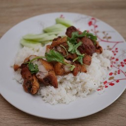 ข้าวไก่ผัดกระเทียม