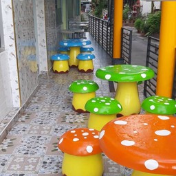 ที่นั่งเล่นหน้าตึก 