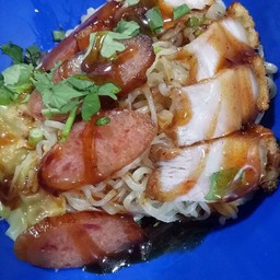 บะหมี่เกี๊ยวแห้งหมูกรอบ-กุนเชียง