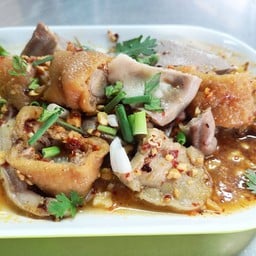 ยำแห้งรวมมิตร  เครื่องใน