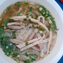 อร่อยเส้นเหนียวนุ่มคล้ายเส้นมาม่าเกาหลี เครื่องเยอะ กระเทียมเจียวผักโรยเยอะดี