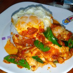 ผัดพริกแกงไก่ ราดข้าว