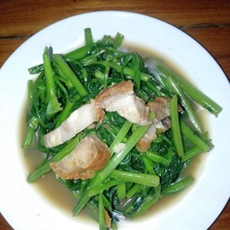 ผัดผักบุ้งหมูกรอบ (กลับข้าว)